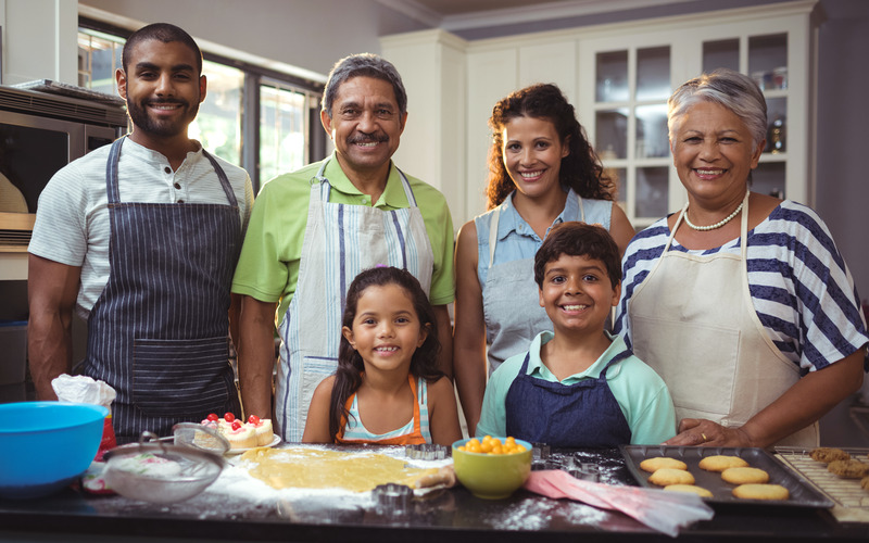 SupportForALifetime-FamilyInKitchen-CI_es.png