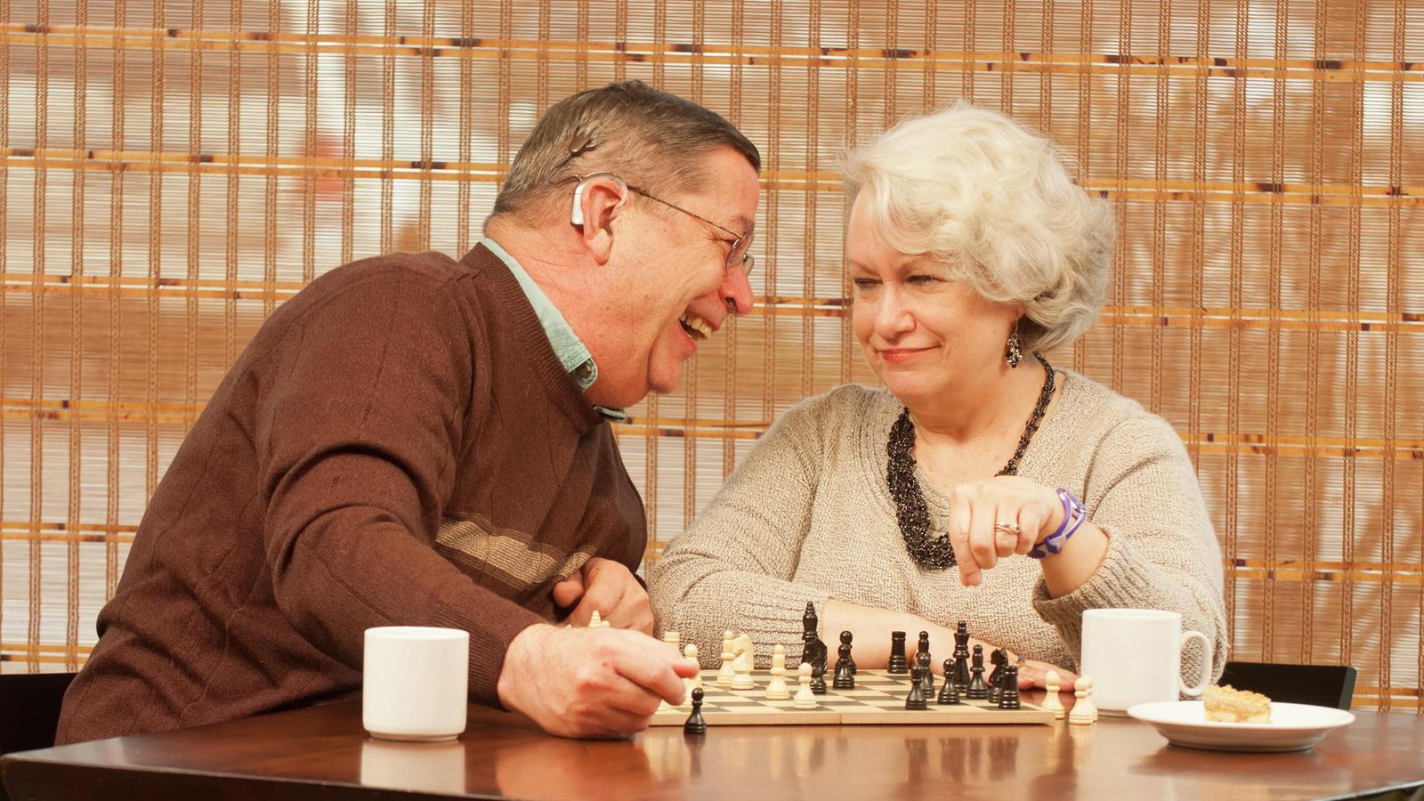 Användaren Bill och hans fru Pam har kul när de spelar schack