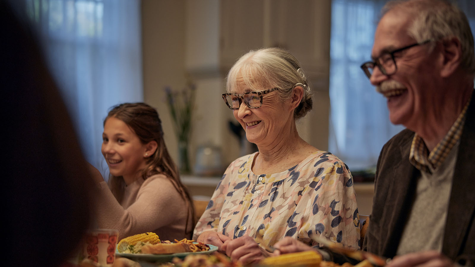 Familie beim gemeinsamen Abendessen