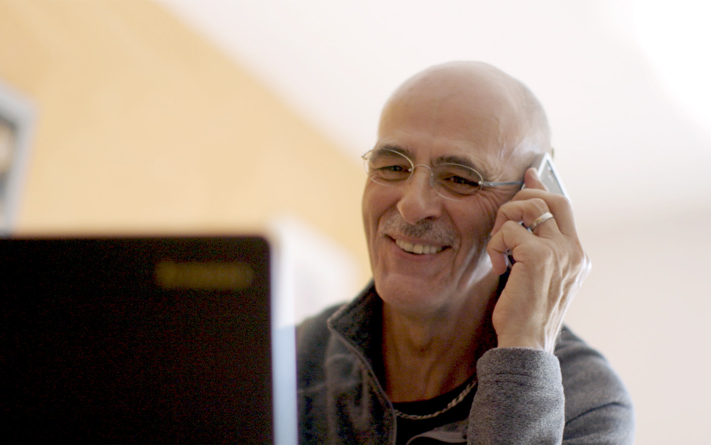 En användare av Cochlear-implantat pratar i telefon