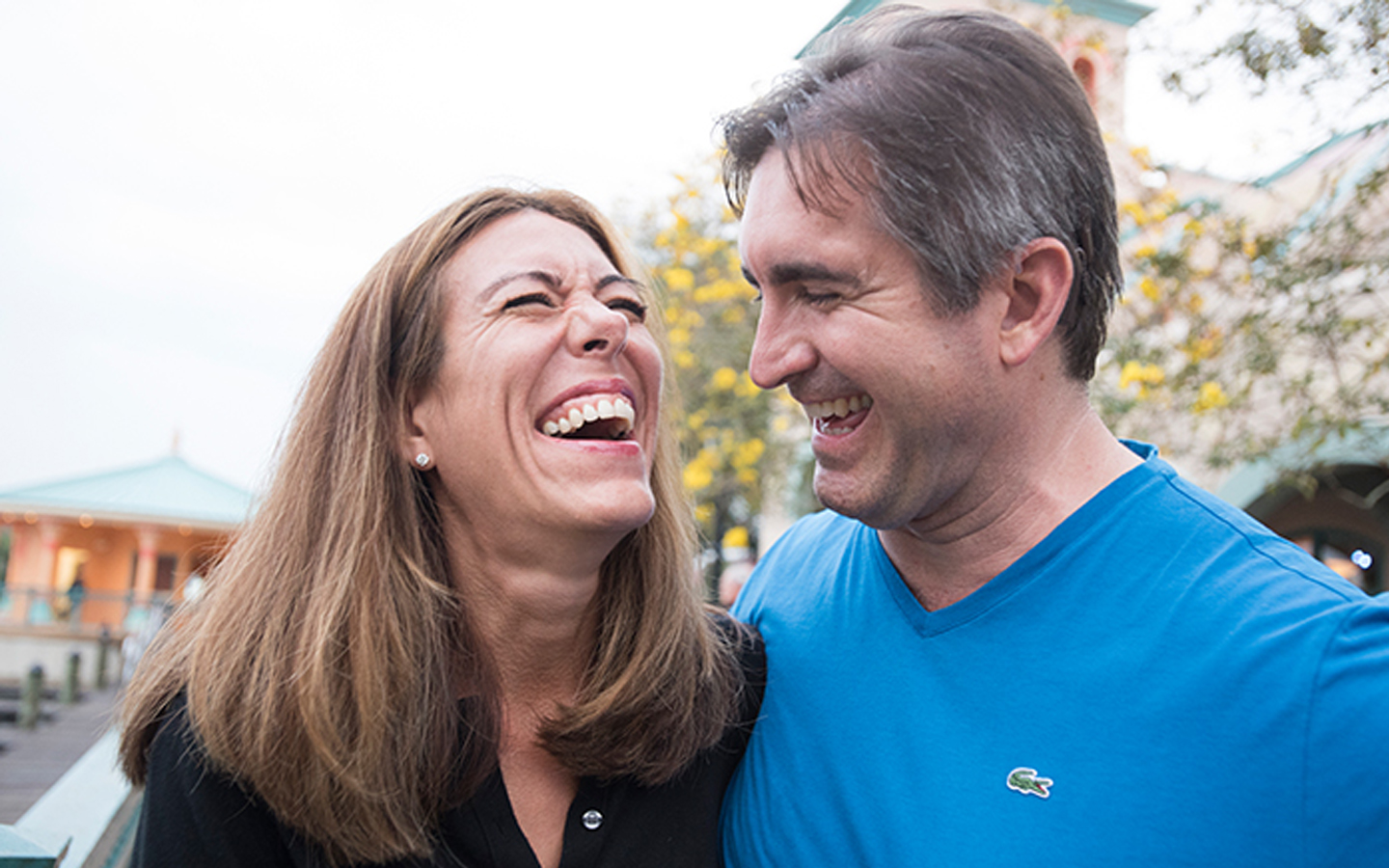 En kvinna och hennes man skrattar tillsammans på gatan