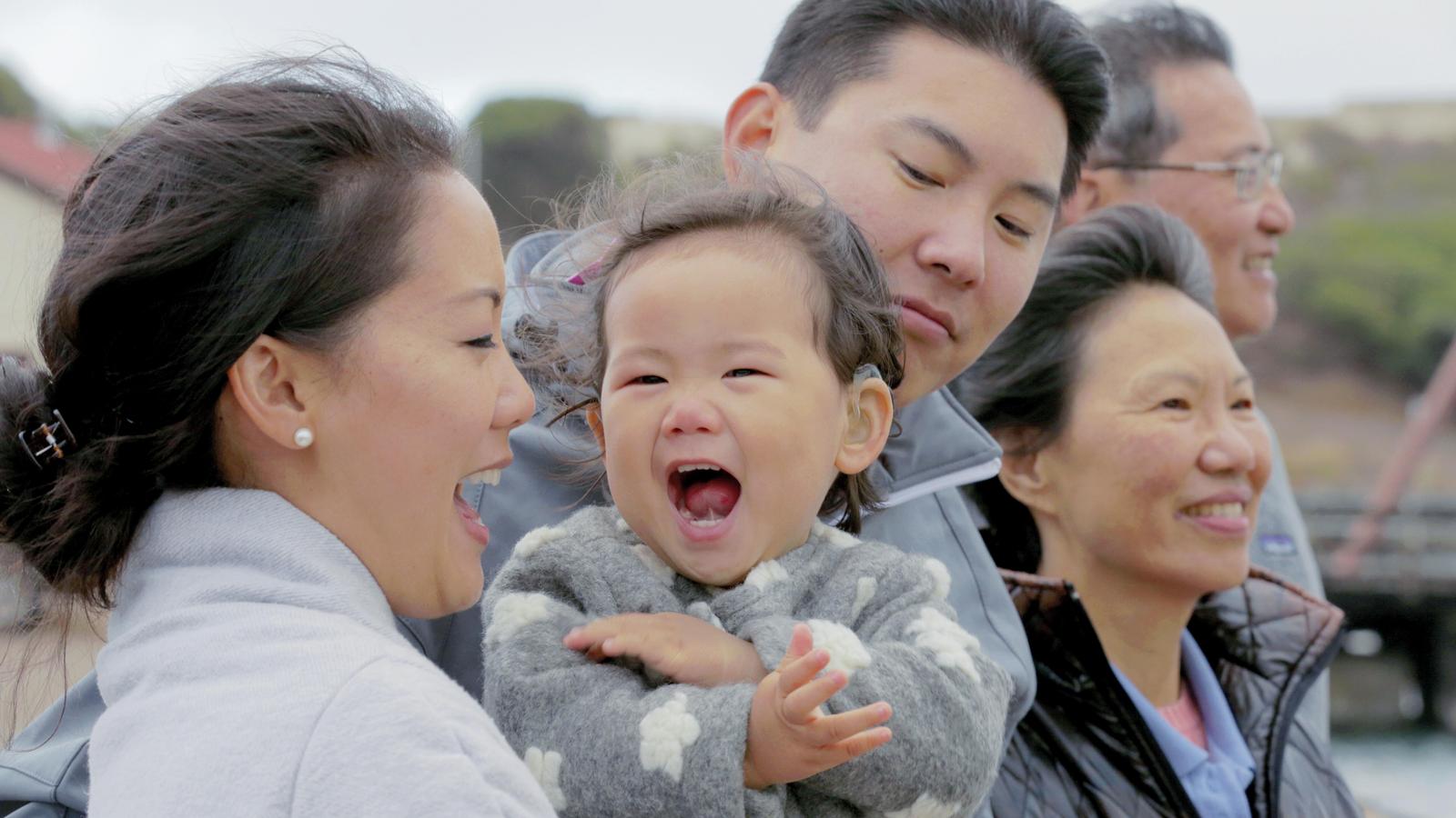 Ihre Familie lacht während eines Ausflugs